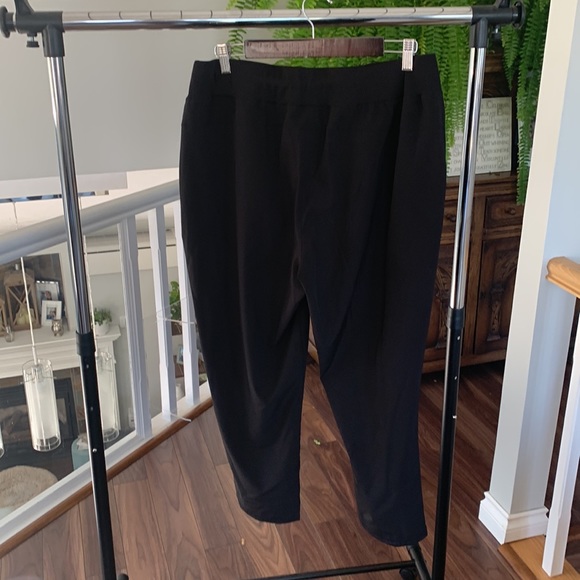 Athletic black pant. Cropped fit. Tie wide waist. - Picture 3 of 5